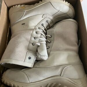 Women’s Ugg Adirondack II Boots size 12. Very Rare Color Crisk Discontinued.